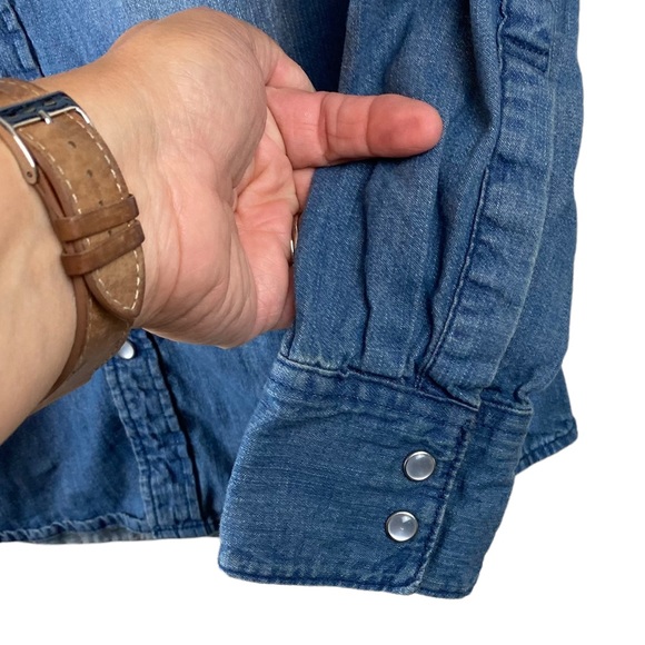 Levi’s Woman’s vintage-look pearl snap long sleeve western-style denim shirt - Picture 3 of 9